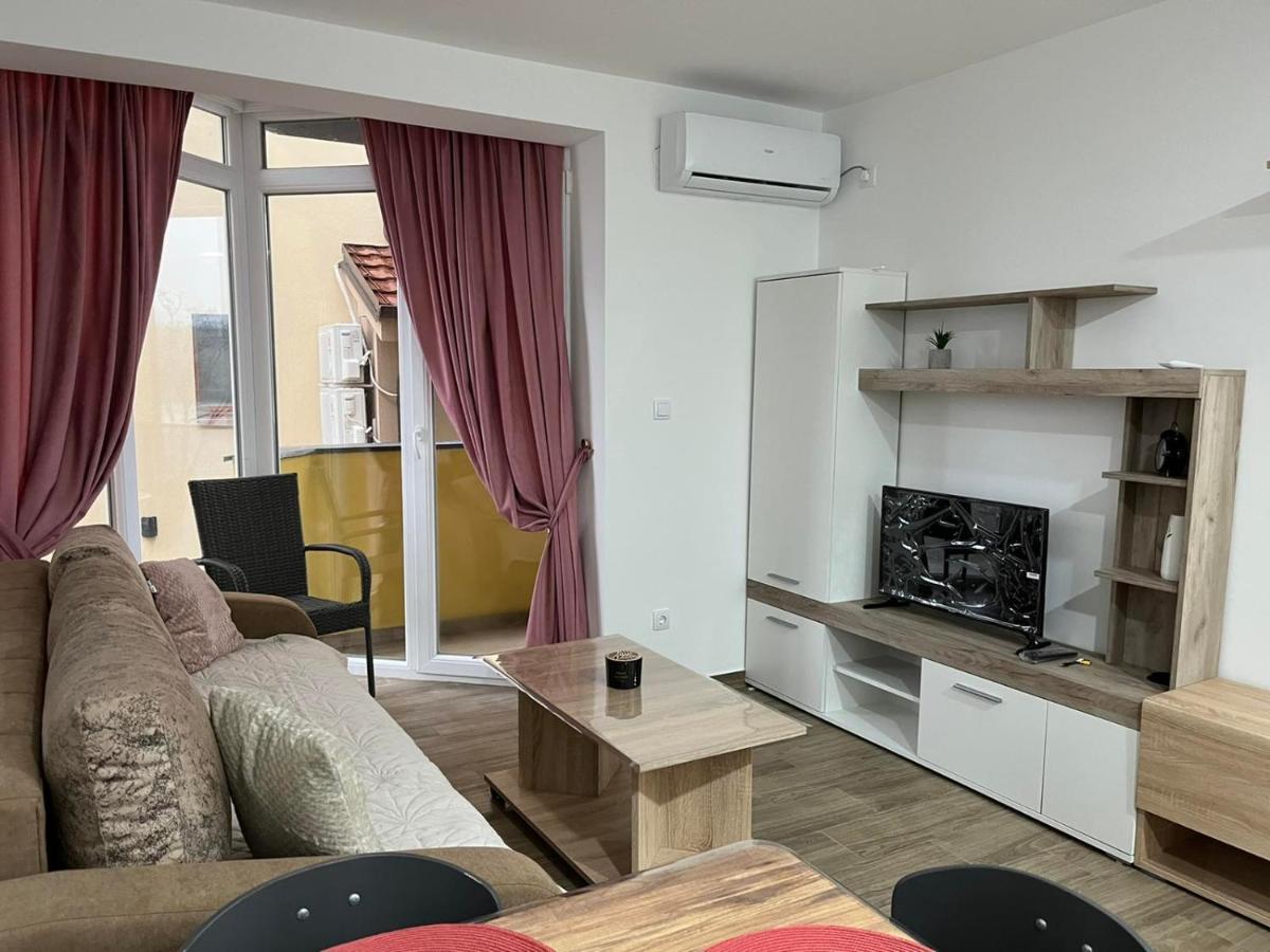 Hn Lux & Spa Veliko Gradiste Bagian luar foto